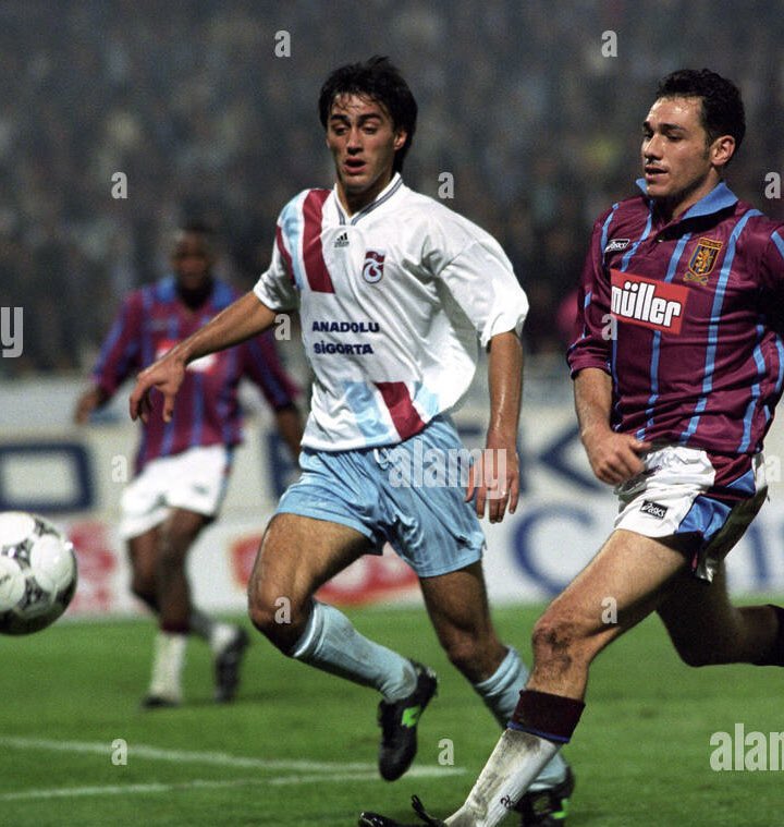 Macron ve Joma dönemlerinde beyaz formalarımız hep beyaz şortla kombinlendi.
Tarihimizin güçlü bir parçası olan beyaz forma mavi şort kombini resmen unutuldu.