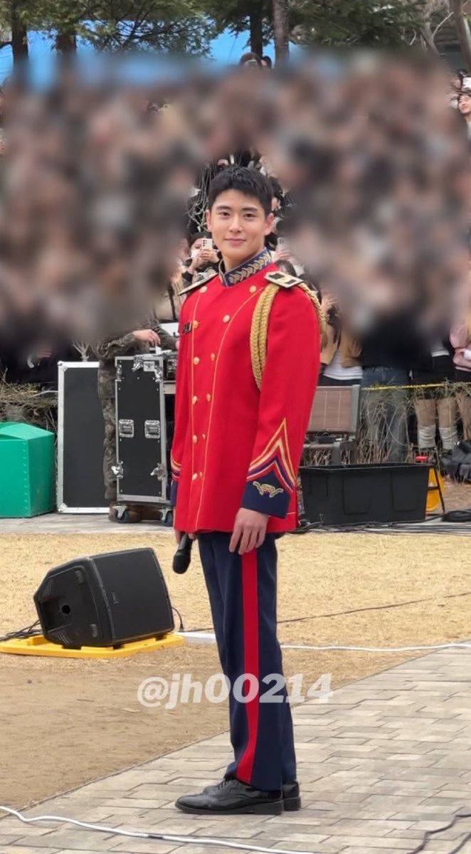 주인님 만나면 
인사는못하고
저보러왓나영.. 눈빛만보내던
일병따리시절