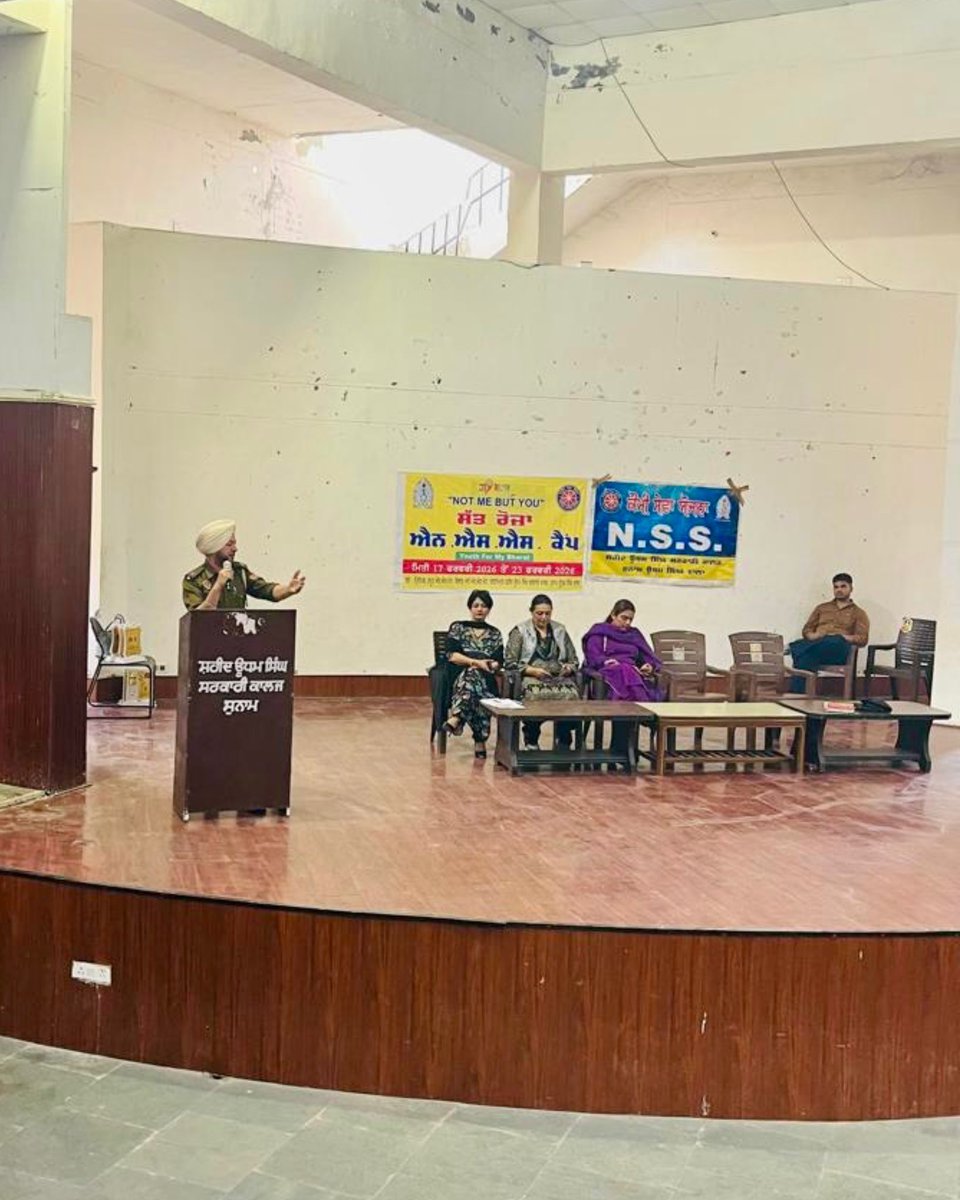 SangrurPolice's tweet photo. 🚦Traffic Education Cell of #SangrurPolice organized a seminar at Saheed Udham Singh College, #Sunam to educate the students about traffic rules, #RoadSafety, prohibition of underage driving, #DrugAbuse and #Helplines 112 & 1930
#TrafficAwareness #FollowTrafficRules https://t.co/ZQ2ItD2RC8
