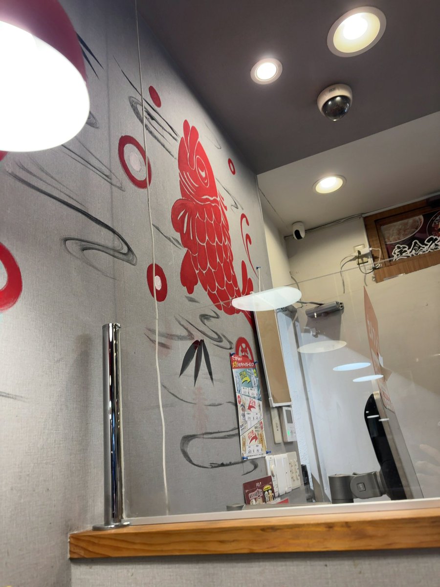 Visdon's tweet image. 今まで気づかなかったけどよく来てる激安中華の壁の模様が直書きで凄かった