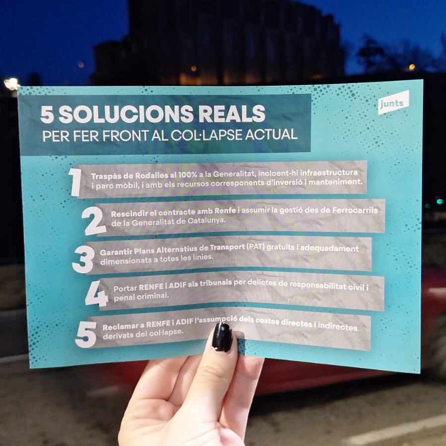 JuntsBages's tweet photo. @ramonbacardit @ematariu @eulaliasb3 @LlusaTulleudaLa @JuntsXCat @JuntsManresa Incidències constants. Retards. Infraestructura envellida. Això no és puntual. És estructural.

👉 Hem repartit 300 fulletons i hem parlat amb usuaris per explicar per què el territori no pot continuar assumint aquesta situació. https://t.co/xXpeawB8ZQ