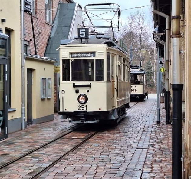 Der 1929 von Siemens gebauten Triebwagen 251 auf Porbefahrt im Straßenbahnmuseum Chemnitz, auf 925 Millimeter.
Straßenbahn Fanaccount 🚊