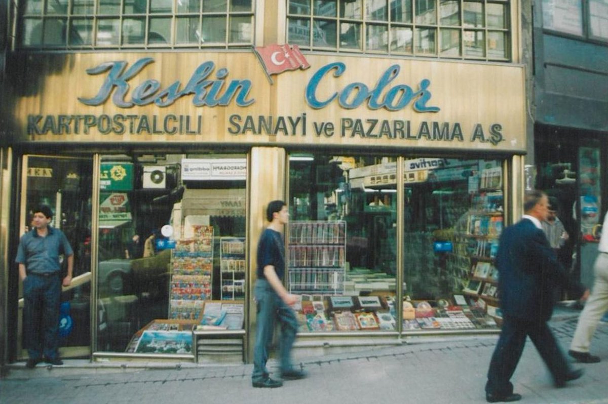 sibelyukler's tweet image. Keskin Color’un, Türkiye’nin en az 50 yılına mekân belleği ve hikâyelerle ışık tutan, milyonlarca eve giren, bir dönemin WhatsApp’ı gibi görsel ve yazılı en kısa haberleşme aracı olan kartpostalları artık dijital arşivde. Bu müthiş izleğin meraklısına: 

librarydigitalcollections.ku.edu.tr/collection/kes…