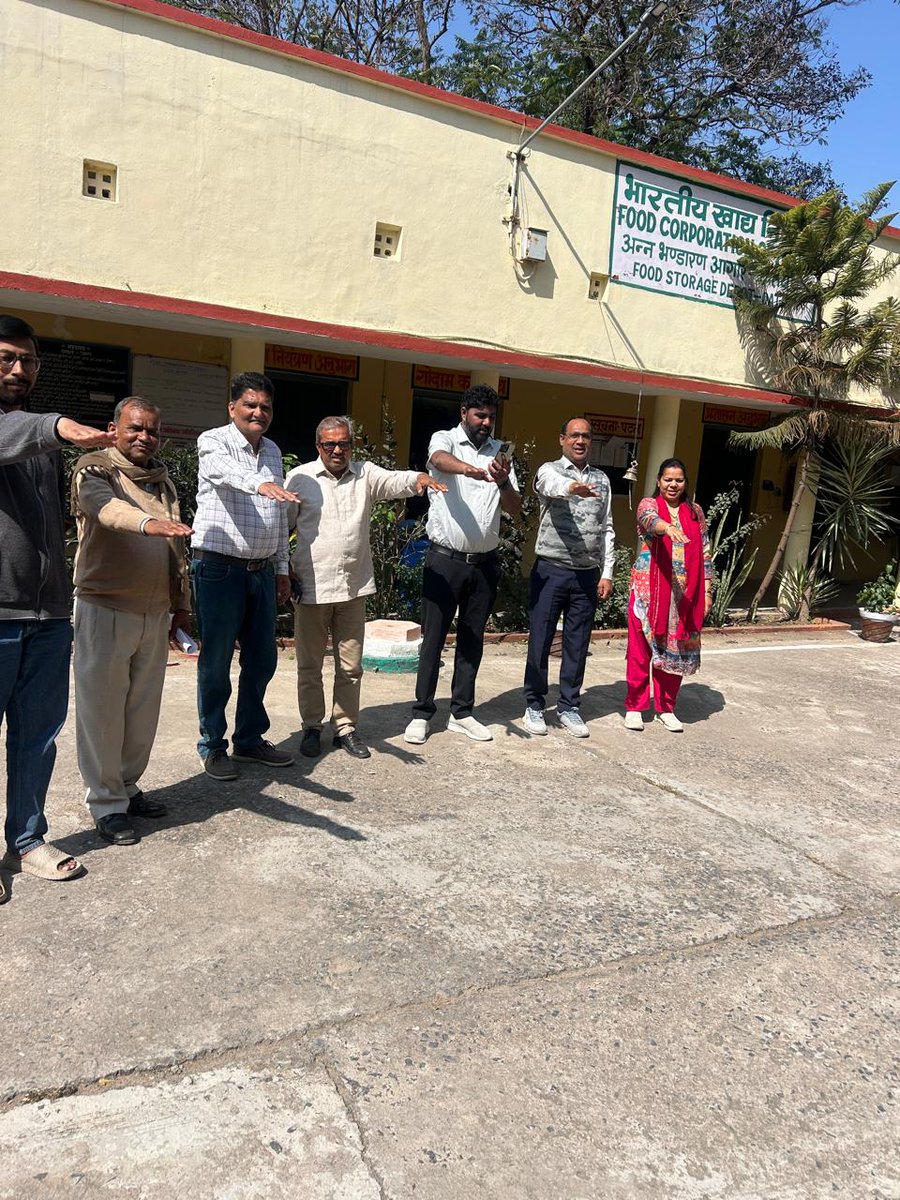 FciGwalimp's tweet photo. भा.खा.नि, मण्डल कार्यालय, ग्वालियर में आयोजित स्वच्छता पखवाड़ा के अंतर्गत 17.02.2026 को स्वच्छता हेतु शपथ ग्रहण की गई। जिसमे सभी अधिकारी एवं कर्��चारियों द्वारा उत्साहपूर्वक भाग लिया एवं स्वच्छ व्यवहार अपनाने तथा अपने कार्यस्थल  व आसपास के क्षेत्र को स्वच्छ रखने का संकल्प लिया। https://t.co/k2wfwTFWoa