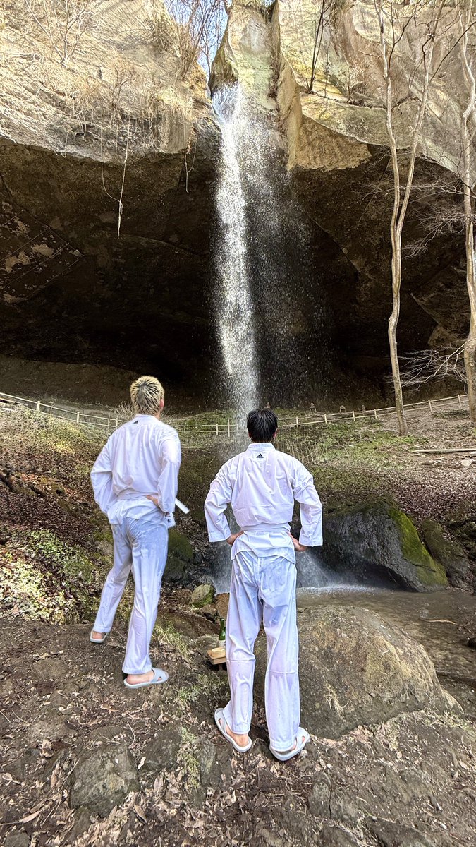 滝行を有言実行🔥

[#金城碧海] 
次はメンバー全員連れて行きます！

[#豆原一成]
滝最高！

#JO1 #SKY #MAME