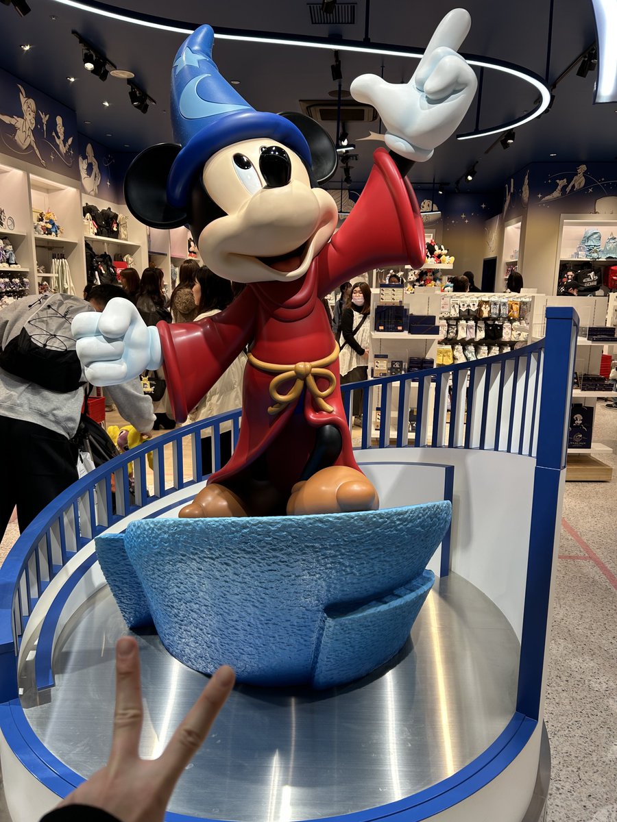 やっと、新しいディズニーストア行けた☺️☺️ カードも店舗限定の