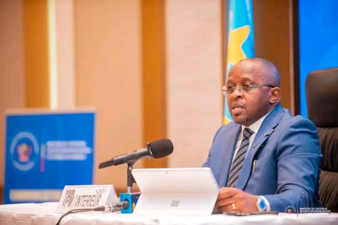BilamboPat30382's tweet photo. 🔴 Sud-Ubangi : Le gouverneur Michee Mobonga sommé de céder #provisoirement ses fonctions

Via un télégramme daté du 21 février, le Vice-Premier Ministre chargé de l’Intérieur, @shabani_lukoo, a ordonné au gouverneur du #Sud-#Ubangi, #Michee #Mobonga, de céder immédiatement les rênes de la province.

La décision enjoint l’autorité provinciale de confier l’intérim à son vice-gouverneur, le temps que la Cour de #cassation statue sur son dossier.
Pour rappel, Michee Mobonga fait l’objet d’une procédure judiciaire après sa mise en accusation par l’Assemblée provinciale en décembre 2025 pour des soupçons de détournement de fonds publics.