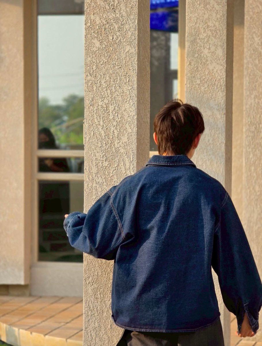 why do he look like a 5 year old boy from the back