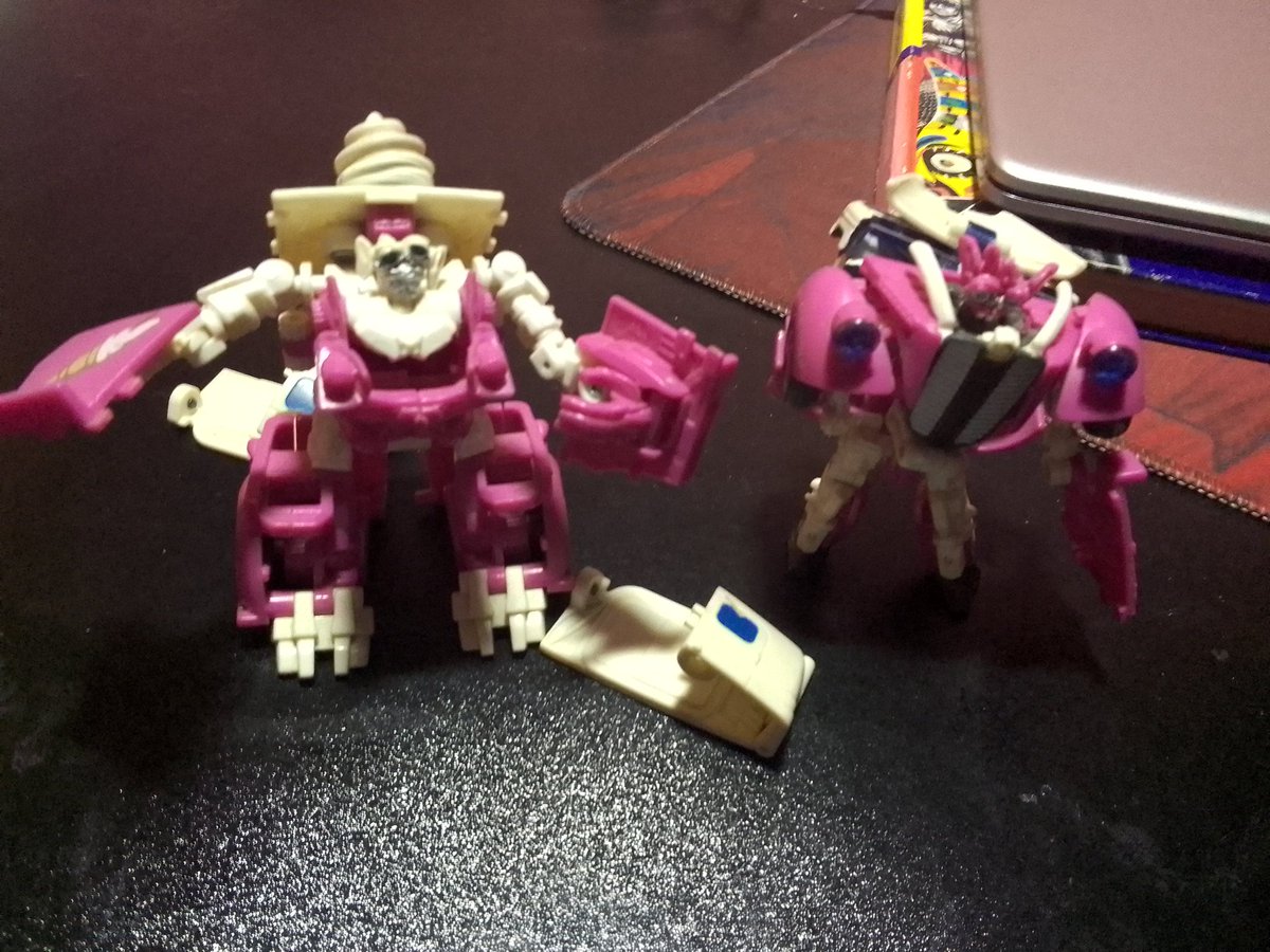 Buscando unos zapatos para ir a clases encontré a los estereotipos carrito de helado 🙀

Lamentablemente están incompletos, crei que los había perdido pero cuando vuelva a mí casa toca explorar toda la casa haber si encuentro sus otras partes xD