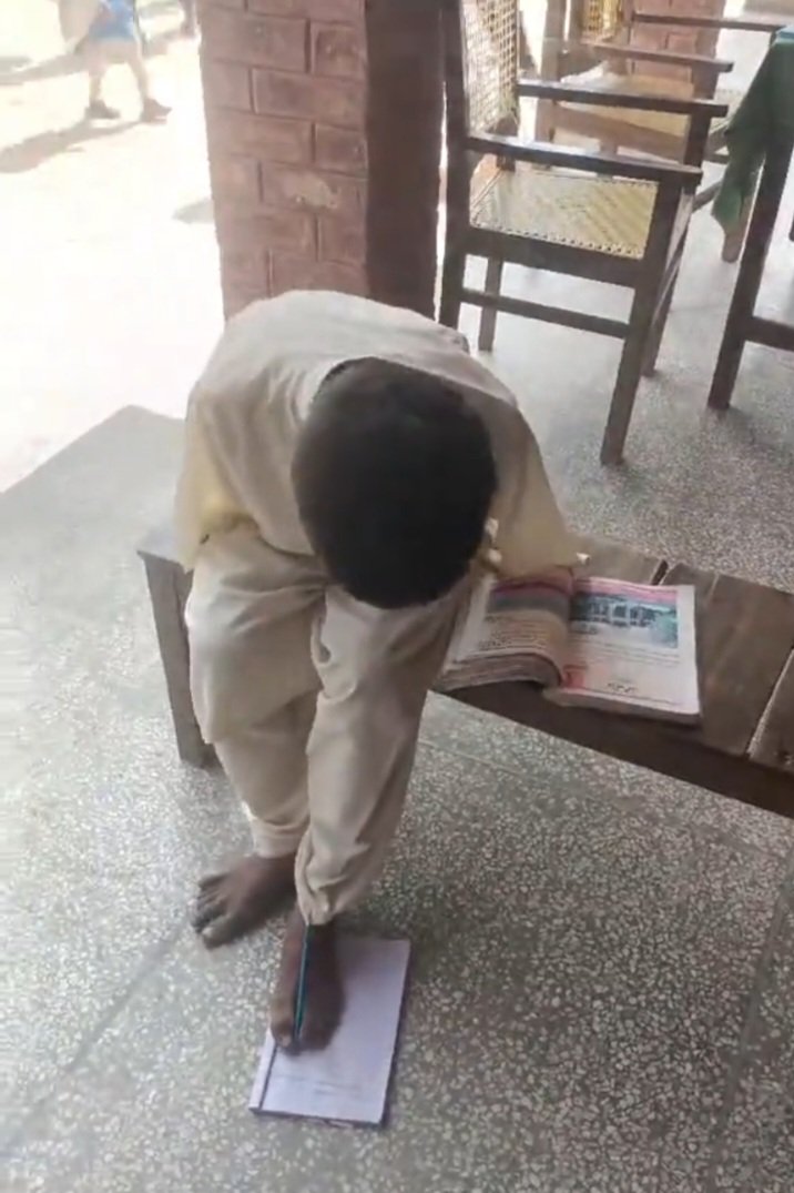 fsjournalist's tweet photo. @MaryamNSharif @RanaSikandarH @SchoolEduPunjab 

محمد افتخار، تحصیل صادق آباد کا دہائشی جماعت دوم کا طالب علم، دونوں بازو نہ ہونے سے پاؤں کی انگلیوں سے لکھتا ۔
مزدور کے اس  بچے کو دانش سکول رحیم یار خان میں مکمل کفالت کےساتھ داخلہ دیا جائے۔
اسے ہمدردی نہیں، موقع کی ضرورت ہے https://t.co/2szqd2B3Rc