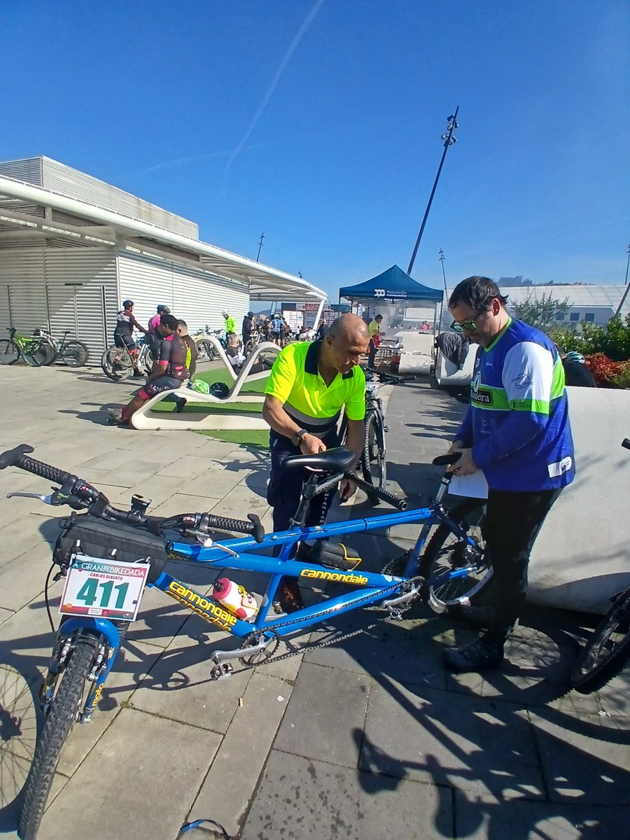 VoluntarVigo's tweet photo. ¡Así se Vive a GRAN BIKEDADA! 🚴🚴‍♂️🚴‍♀️
Onte, a Oficina de Voluntariado colaborou en distintos puntos do percorrido, apoiando na seguridade do evento.
Grazas ao equipo de voluntarias y voluntarios.👏👏
Grazas a Social Ciclismo Fan Manager por confiar en nós un ano máis.👍 https://t.co/AFMGLtdL8e