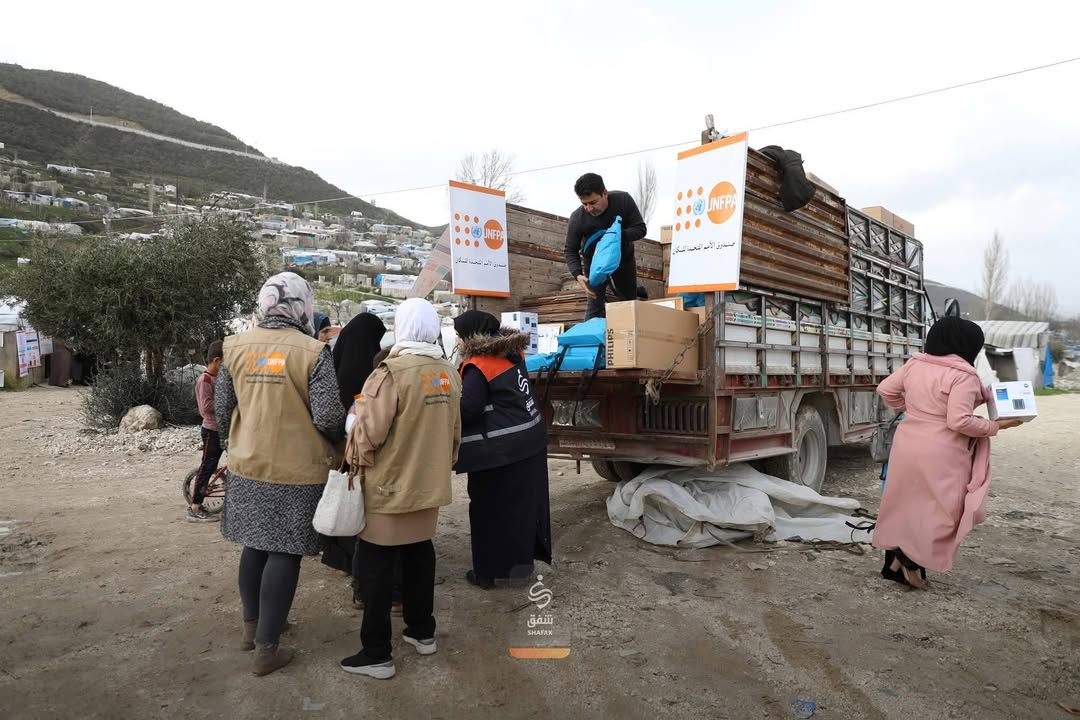 SyriaUnfpa's tweet image. 🚨 استجابة طارئة لمخيمات خربة الجوز، #إدلب بعد الفيضانات. بالشراكة مع UNFPA، قدمت منظمة شفق حقائب نظافة ومصابيح للعائلات المتضررة لتحسين ظروفهم المعيشية. #EmergencyResponse #Idlib #Syria #HumanitarianAid #UNFPA #camps