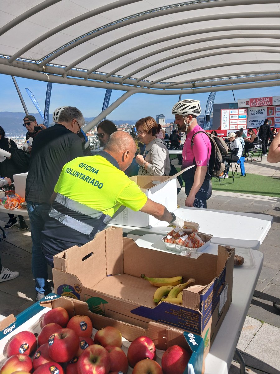 VoluntarVigo's tweet photo. ¡Así se Vive a GRAN BIKEDADA! 🚴🚴‍♂️🚴‍♀️
Onte, a Oficina de Voluntariado colaborou en distintos puntos do percorrido, apoiando na seguridade do evento.
Grazas ao equipo de voluntarias y voluntarios.👏👏
Grazas a Social Ciclismo Fan Manager por confiar en nós un ano máis.👍 https://t.co/AFMGLtdL8e