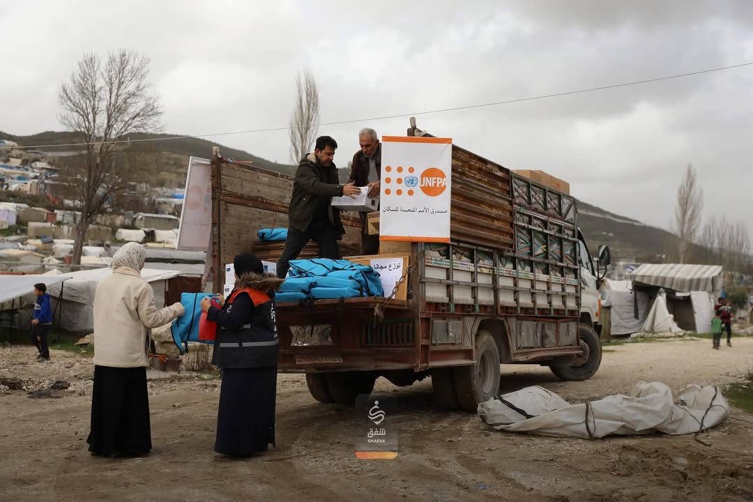 SyriaUnfpa's tweet image. 🚨 استجابة طارئة لمخيمات خربة الجوز، #إدلب بعد الفيضانات. بالشراكة مع UNFPA، قدمت منظمة شفق حقائب نظافة ومصابيح للعائلات المتضررة لتحسين ظروفهم المعيشية. #EmergencyResponse #Idlib #Syria #HumanitarianAid #UNFPA #camps