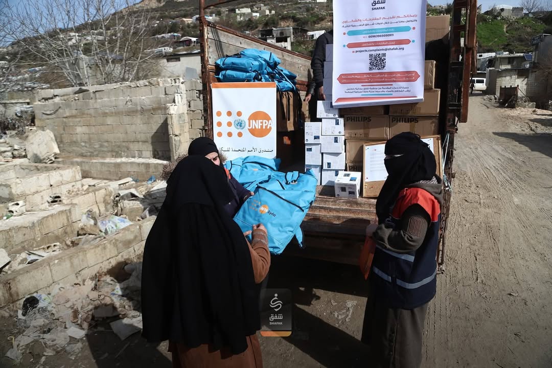 SyriaUnfpa's tweet image. 🚨 استجابة طارئة لمخيمات خربة الجوز، #إدلب بعد الفيضانات. بالشراكة مع UNFPA، قدمت منظمة شفق حقائب نظافة ومصابيح للعائلات المتضررة لتحسين ظروفهم المعيشية. #EmergencyResponse #Idlib #Syria #HumanitarianAid #UNFPA #camps