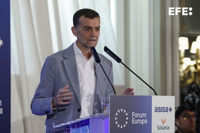 Mientras en las calles andaluzas, la defensa de la sanidad pública grita “trabaja para ASISA, trabaja pa Quirón, Moreno Bonilla es un ladrón,” el coordinador general de IU intervienen en el Fórum Europa patrocinado por ASISA.