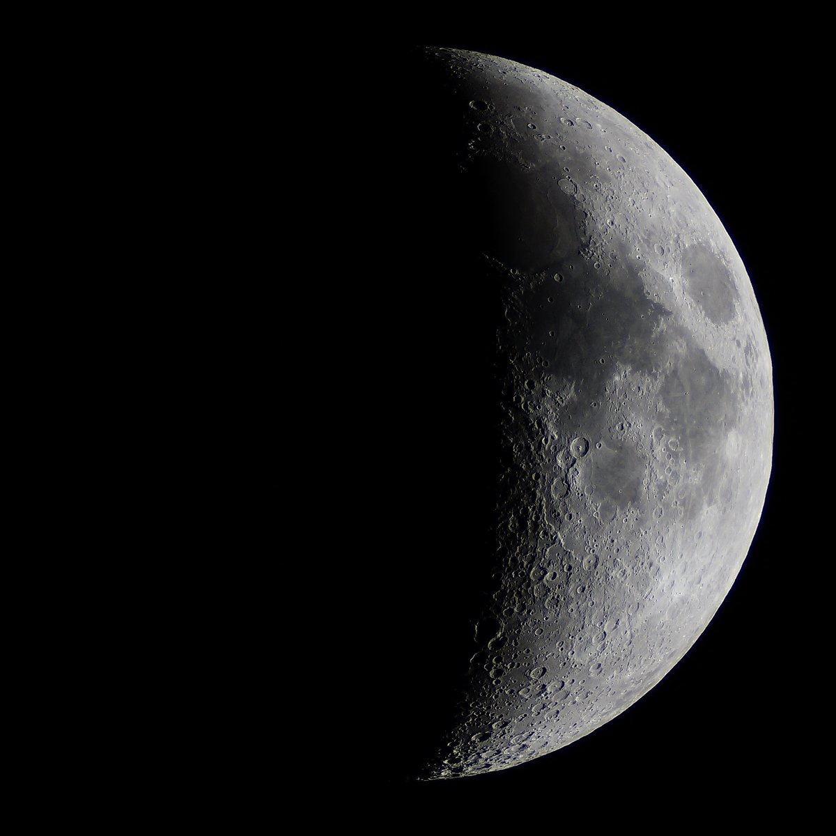 外に出て見上げるとお月さま いま撮り月齢5.93 気流は極安定 今期もお