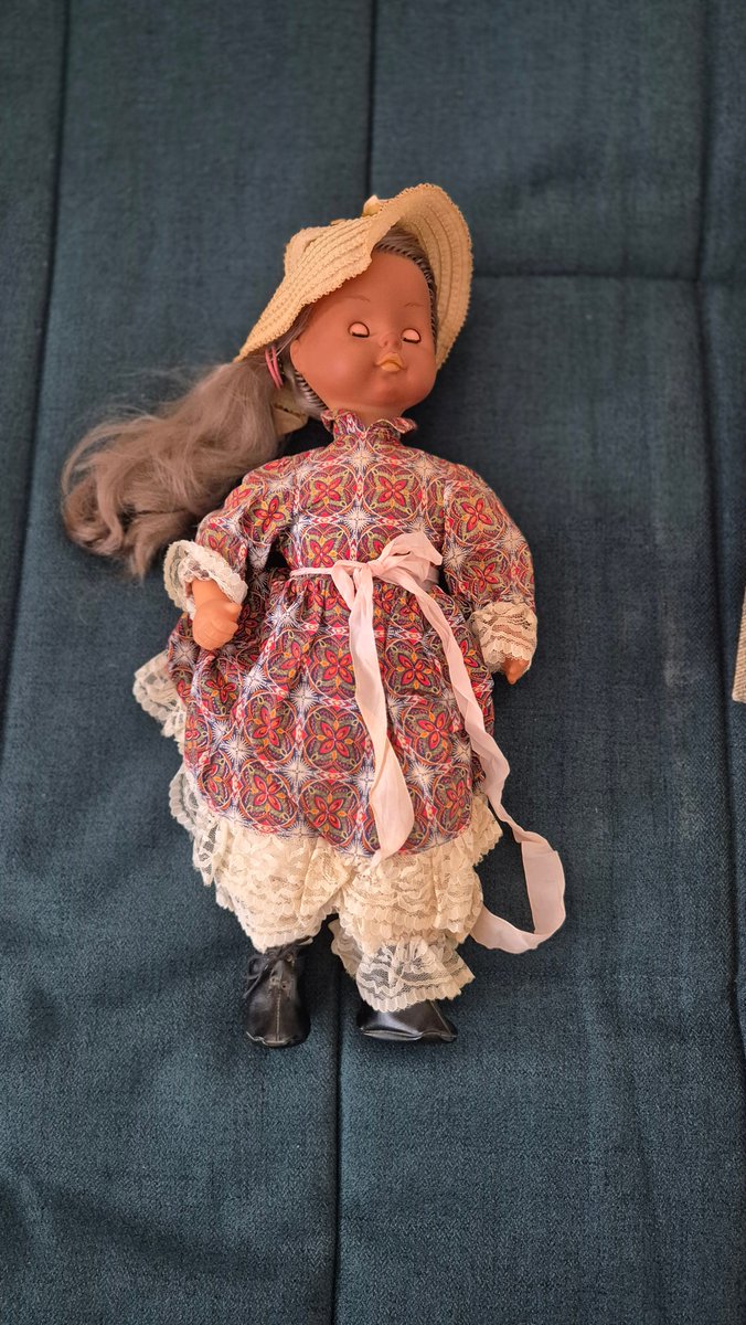 Faire du tri, 
Retrouver des vieilles poupées en pocelaine.
Elles m'ont toujours fait flippées depuis gamine ces 2 poupées.