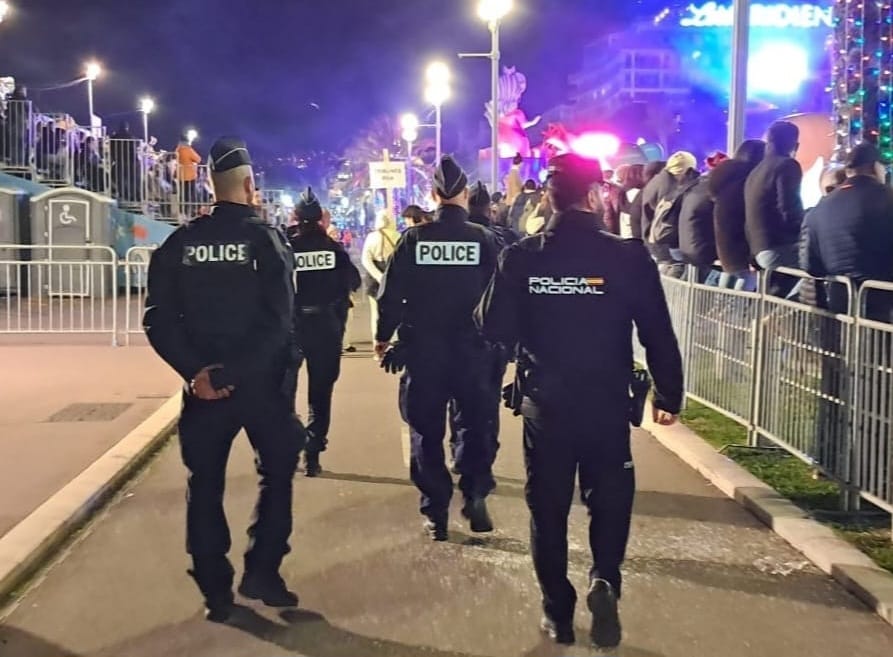 policia's tweet image. Agentes de @policia junto a nuestros colegas de @PoliceNationale reanimaron ayer en #Niza a una mujer que estaba en parada cardiorrespiratoria

Se encontraban de servicio prestando seguridad durante el carnaval de #Niza 🇫🇷 en el proyecto #ComisaríasEuropeas 

🇪🇸🤝🏻💪🏻🇫🇷