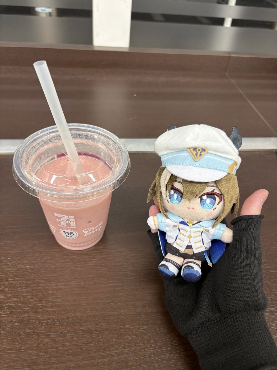 シュヴァくん、いちごバナナスムージーだよ…