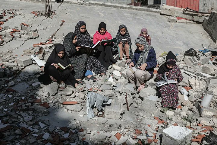 Filistinli çocuklar, iftar saatini Faruk Camisi’nin enkazında Kur’an-ı Kerim okuyarak bekliyor.