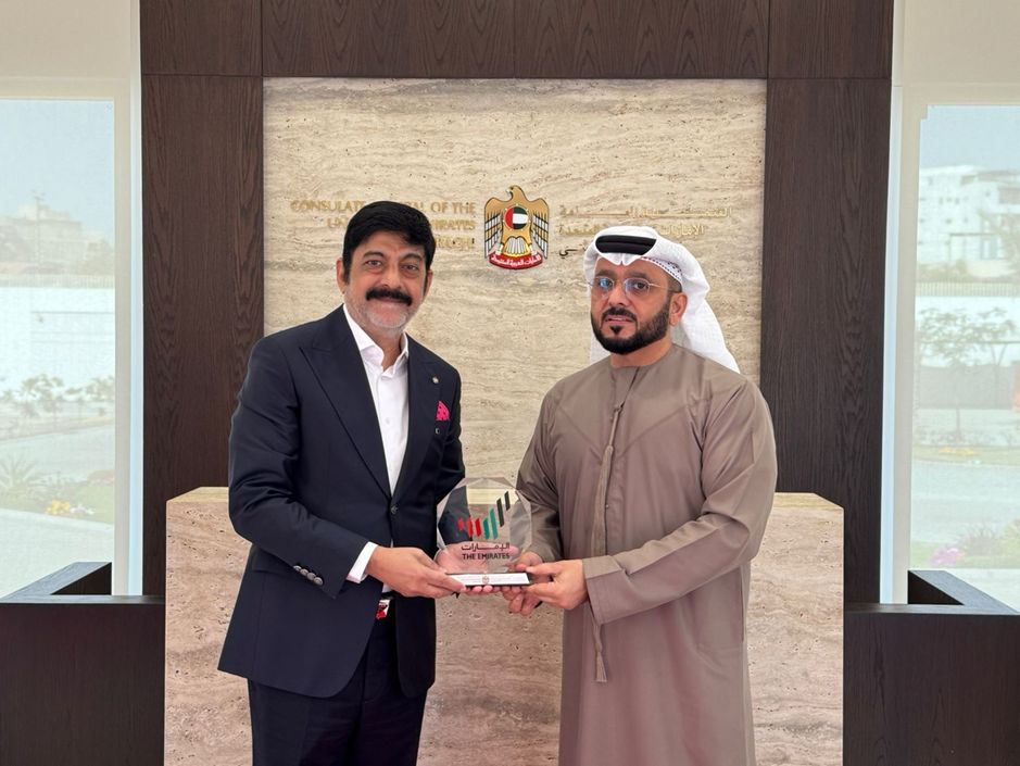 استقبل سعادة الدكتور بخيت عتيق الرميثي القنصل العام لدولة #الإمارات العربية المتحدة في كراتشي سهيل شمس الرئيس التنفيذي لشركة يونايتد مارين إيجنسيز (UMA) في القنصلية العامة لدولة الإمارات العربية المتحدة في كراتشي حيث ركّز اللقاء على التعاون في مجالي الشحن والخدمات اللوجستية.