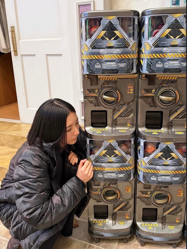 Trying to recreate the Capsem machine... I wonder how many Capsem I can fit in the mouth area? 🤔

#KamenRiderZeztz 
#変身アイテム改造部 
#ゴチゾウ #ゴチゾウ改造部 
#オリジナルゴチゾウ