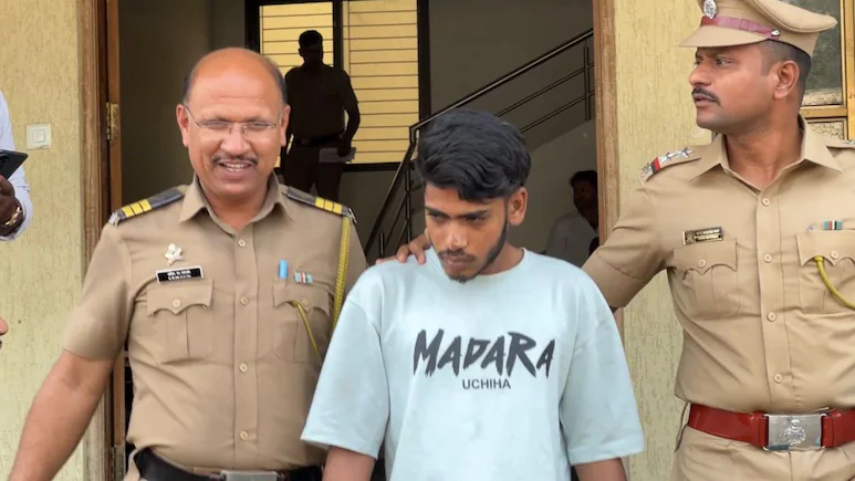 AngrySaffron's tweet photo. Irfaan Saleem Sheikh stalked & forced a 15-year-old Hindu schoolgirl for marriage in Shirdi, Maharashtra.

Accused harassed minor Hindu neighbour for 8 months, blocked school path, pressuring marriage; brother Arbaaz & sister-in-law Ayesha aided him.

Ayesha lured victim with namaz promises & claimed gaumans eating whitens skin; POCSO case filed.

Irfaan arrested, Arbaaz & Ayesha absconding.

@DGPMaharashtra