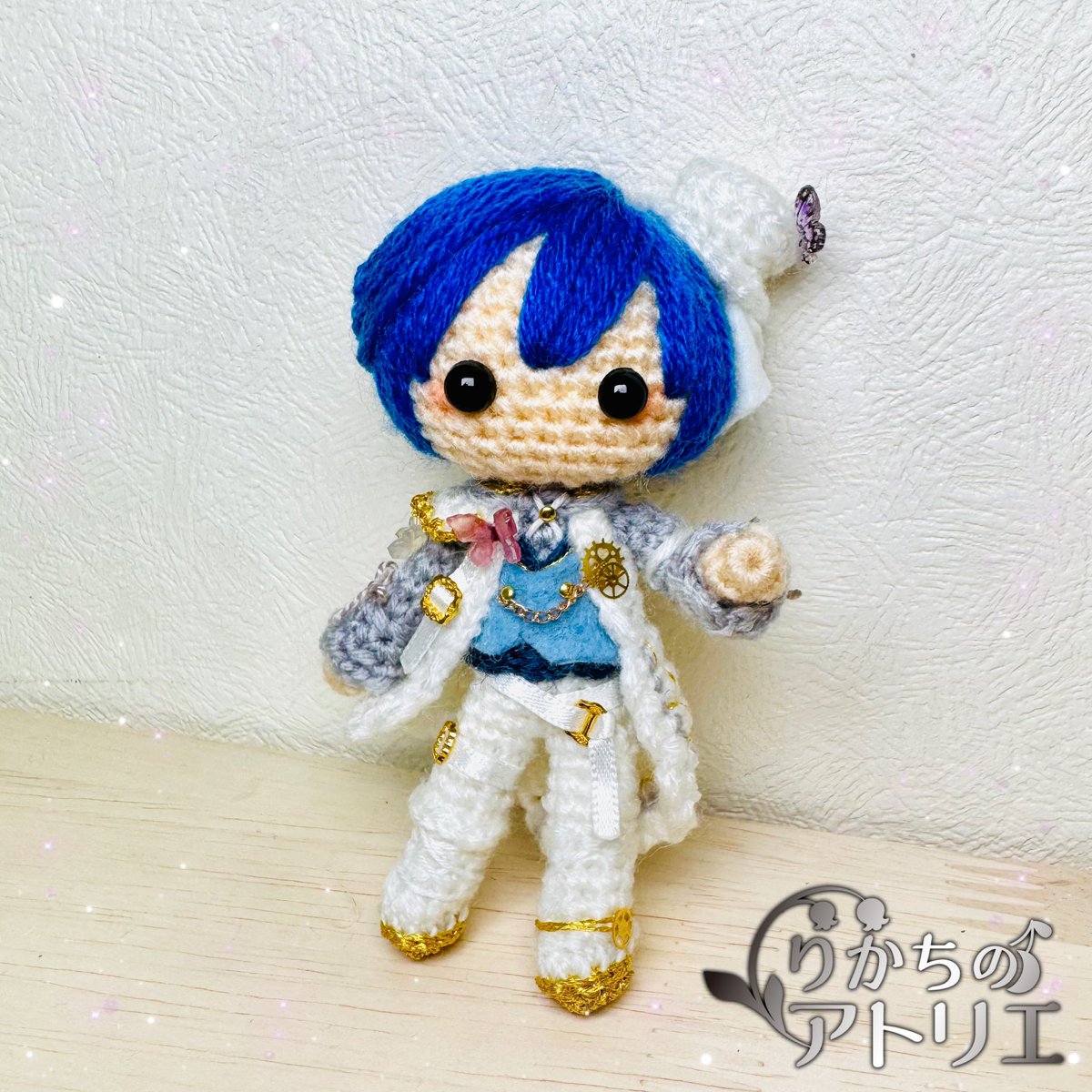 プロセカのFlutter of Butterflies衣装のKAITOのあみぐるみ編みました