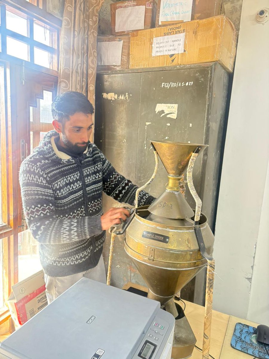 FCI_HP's tweet photo. भारतीय खाद्य निगम, क्षे. का. शिमला में दिनांक 23.02.2026 को “स्वच्छता पखवाड़ा 2026 ” अभियान के अंतर्गत कार्यालय के QC Lab तथा वाटर फ़िल्टर की सफाई कारवाई गयी ।
#swacchta #CleanIndia
@FCI_India https://t.co/P4akgaPyUh