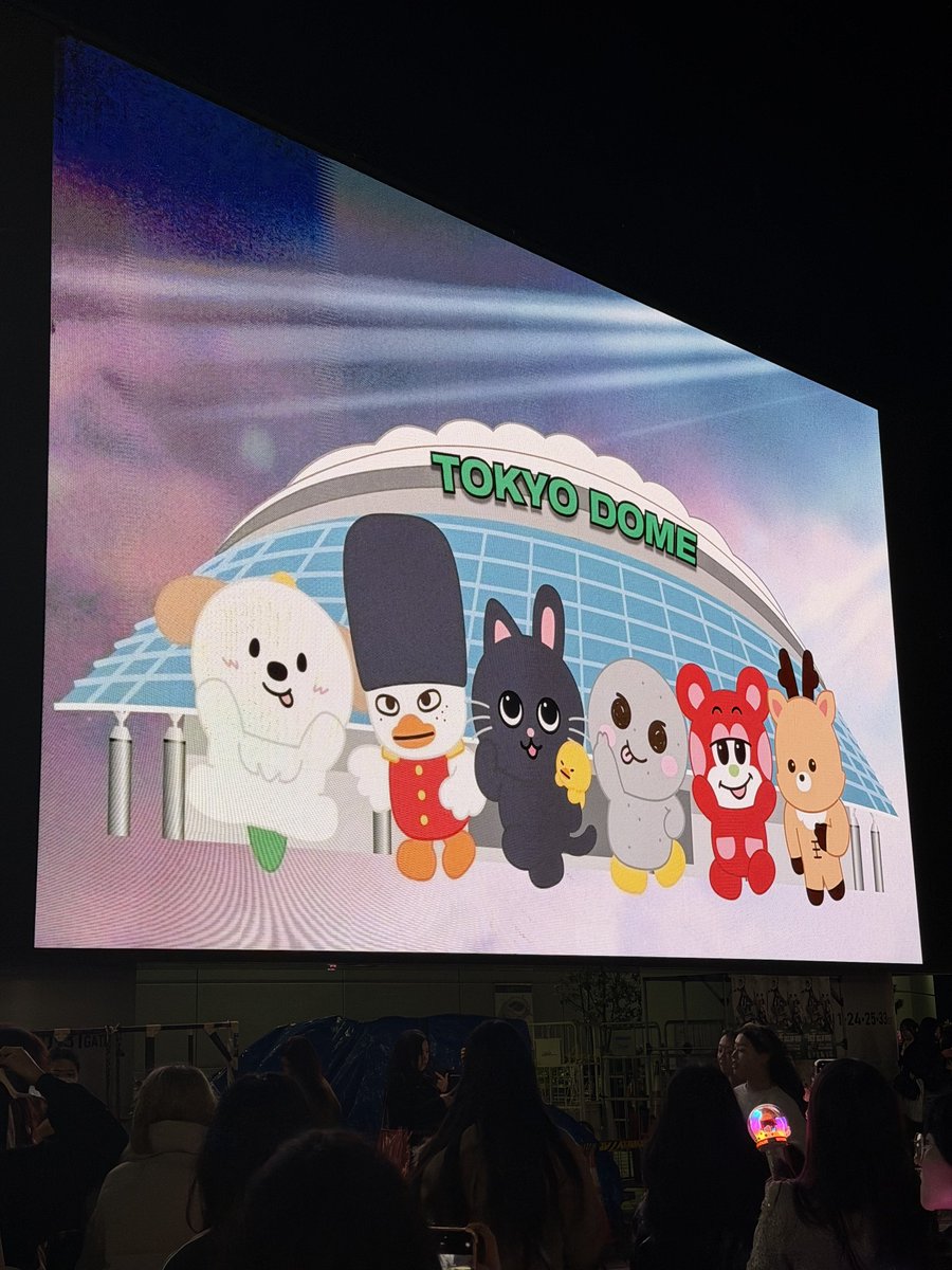 ชอบกิมมิกอันนี้มากๆ ตอนเช้าจะเป็นเด็กๆขึ้นจอมาทักทาย ส่วนตอนคอนเลิก ตรงทางเดินกลับขึ้นรฟฟจะขึ้นจอเด็กๆโบกมือบ้ายบายส่งพี่ๆบรีซ น่ารักค่ดๆๆๆดีเทลงะ👶🏻🧡