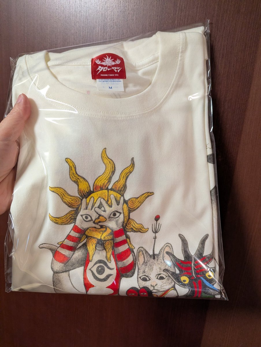 ヒグチユウコさんデザインのタローマンTシャツと タローマンピンズが