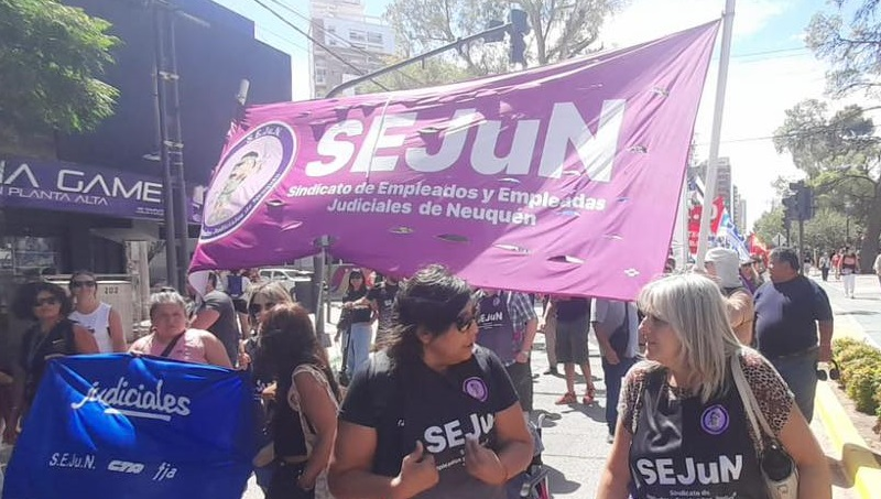Judiciales se reúnen en plenario tras rechazar propuesta salarial del TSJ neuquenweb.com/judiciales-se-…