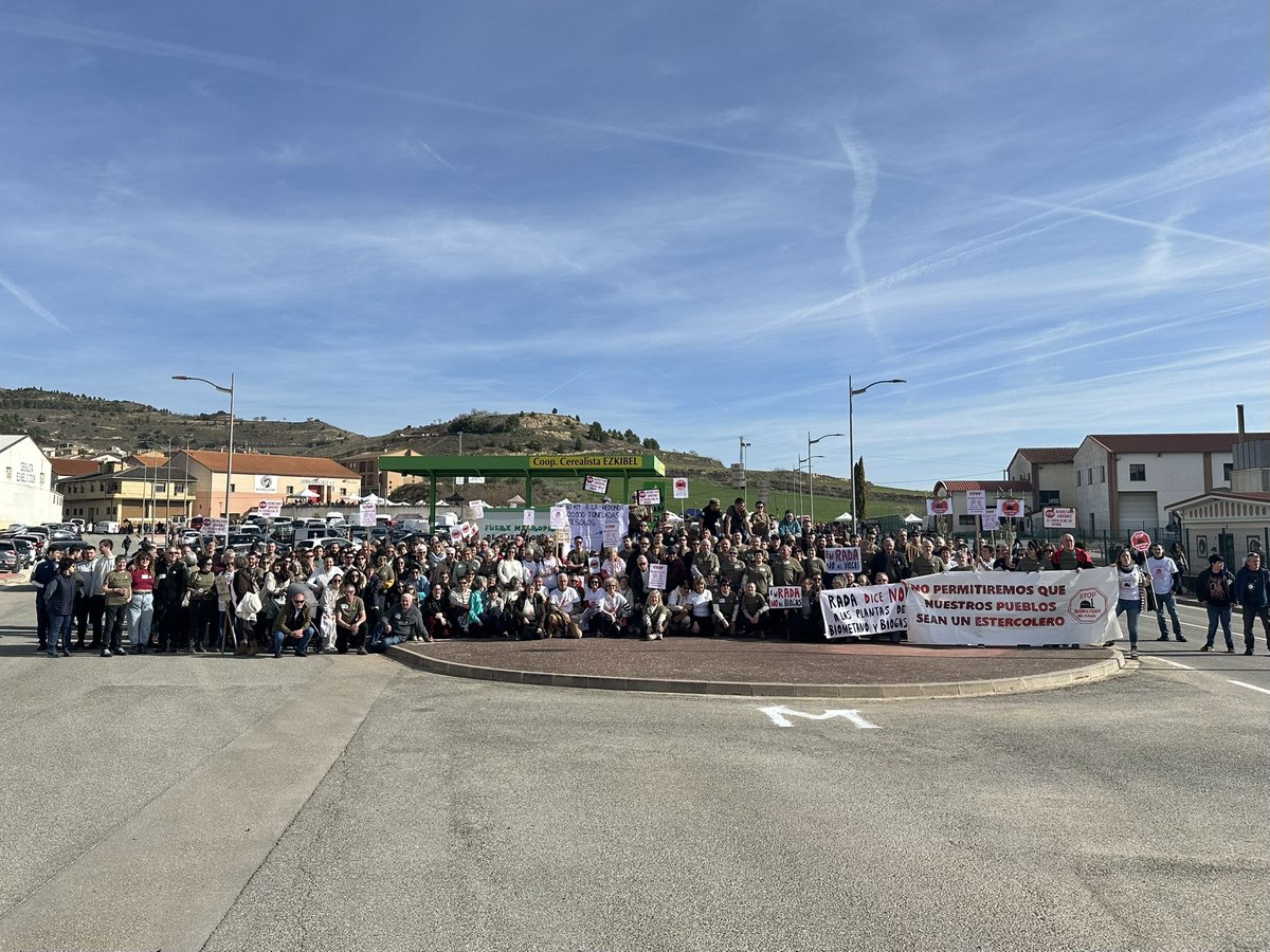Plataformas Stop Biometano de Lizarraldea nos concentramos en Arroniz en el Día de la Tostada y el Aceite de Nafarroa.

Decimos NO ante un modelo y despliegue de macroplantas de biometano desordenado, sin información y que no responde a las necesidades reales de nuestros pueblos.