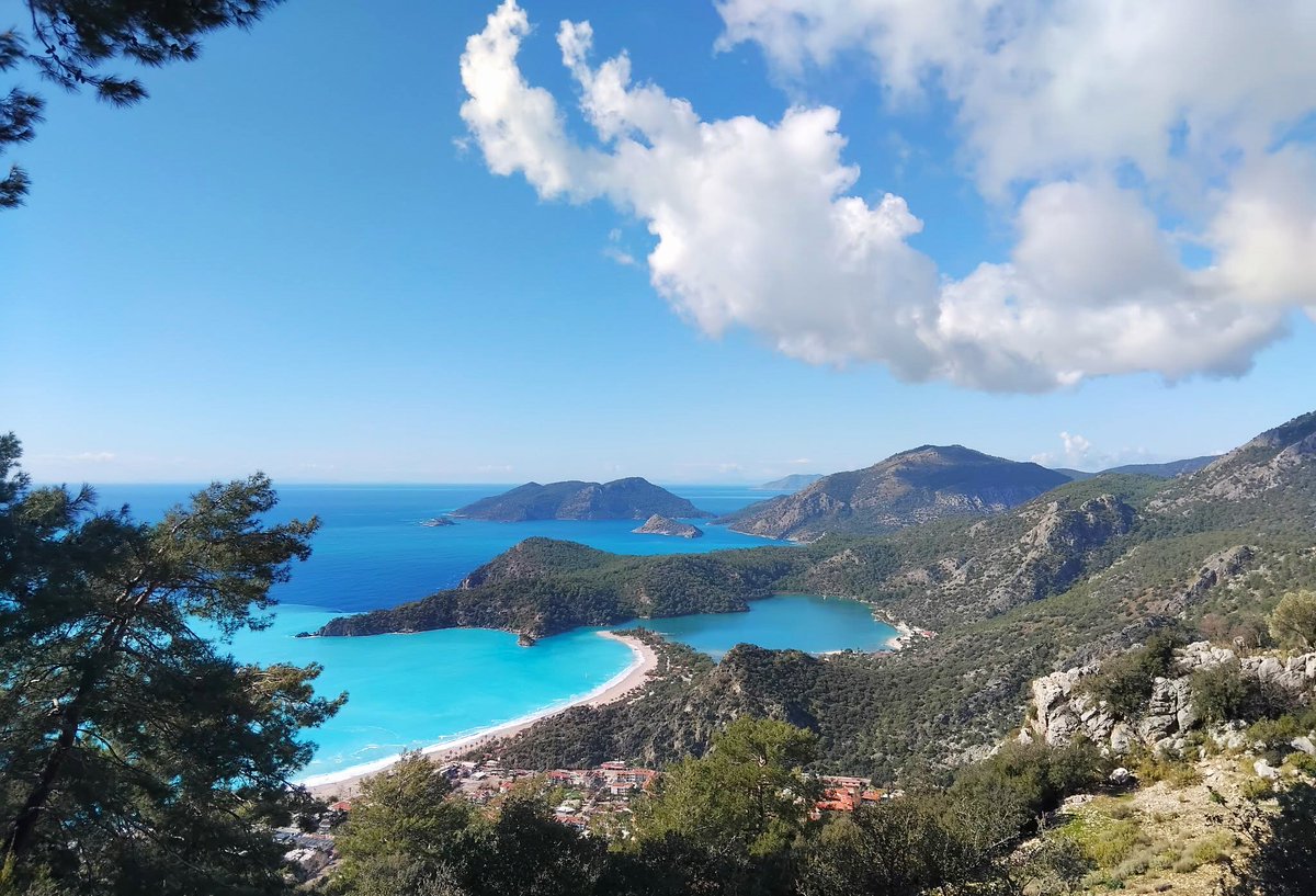 February vibes at Ölüdeniz Beach 💙Quiet shores, crystal-clear lagoon, fresh sea breeze and mountains watching over the bay. No crowds, just pure turquoise perfection and peaceful winter sunshine. 🌊✨
Photo credit David Tomkins @ Facebook
traveltofethiye.co.uk/explore/attrac…