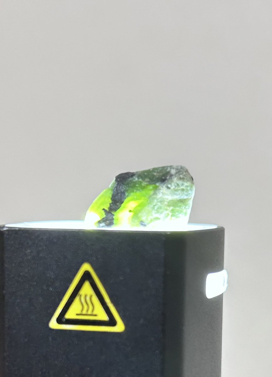 蛇紋岩のでかいのとちいさいの どちらもちゃんと磁石がつく 小さいのは