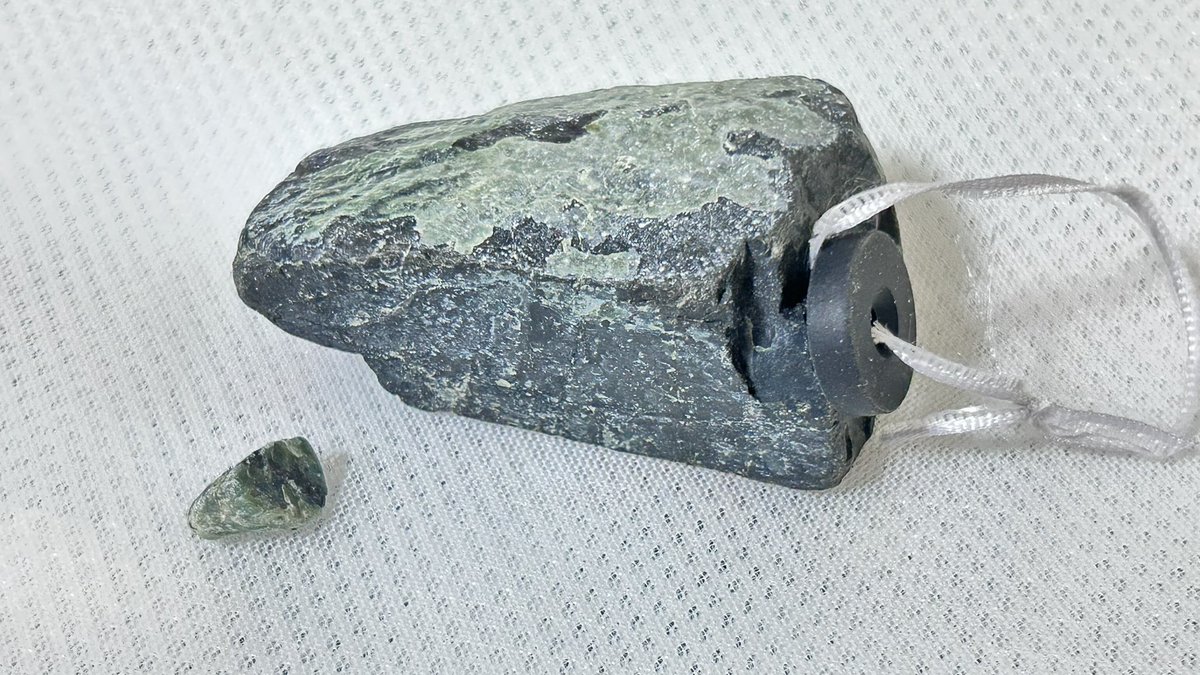 蛇紋岩のでかいのとちいさいの どちらもちゃんと磁石がつく 小さいのは