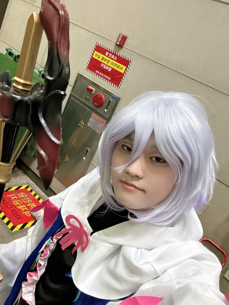 #일페_후기
일페 일요일 페그오 멀린으로 다녀왔습니다
입대를 해버려서 거의 5개월만의 행사라 양일로 가려했는데 코스 짐 챙기는게 오래 걸려서 일요일만 참여했네요
다들 행사 수고하셨습니다 전 이제 부대 복귀하러…