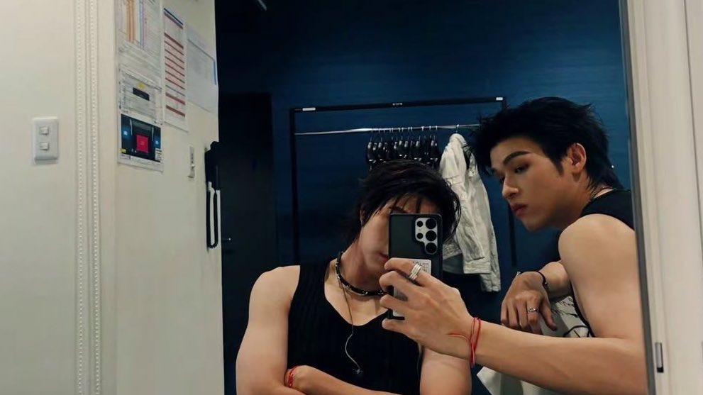 ญี่ปุ่นไม่ห่างนะคะ พวกฮีอยู่ด้วยกันตลอด แค่ไม่ตัวติดออกสื่อ private but not secret มาก