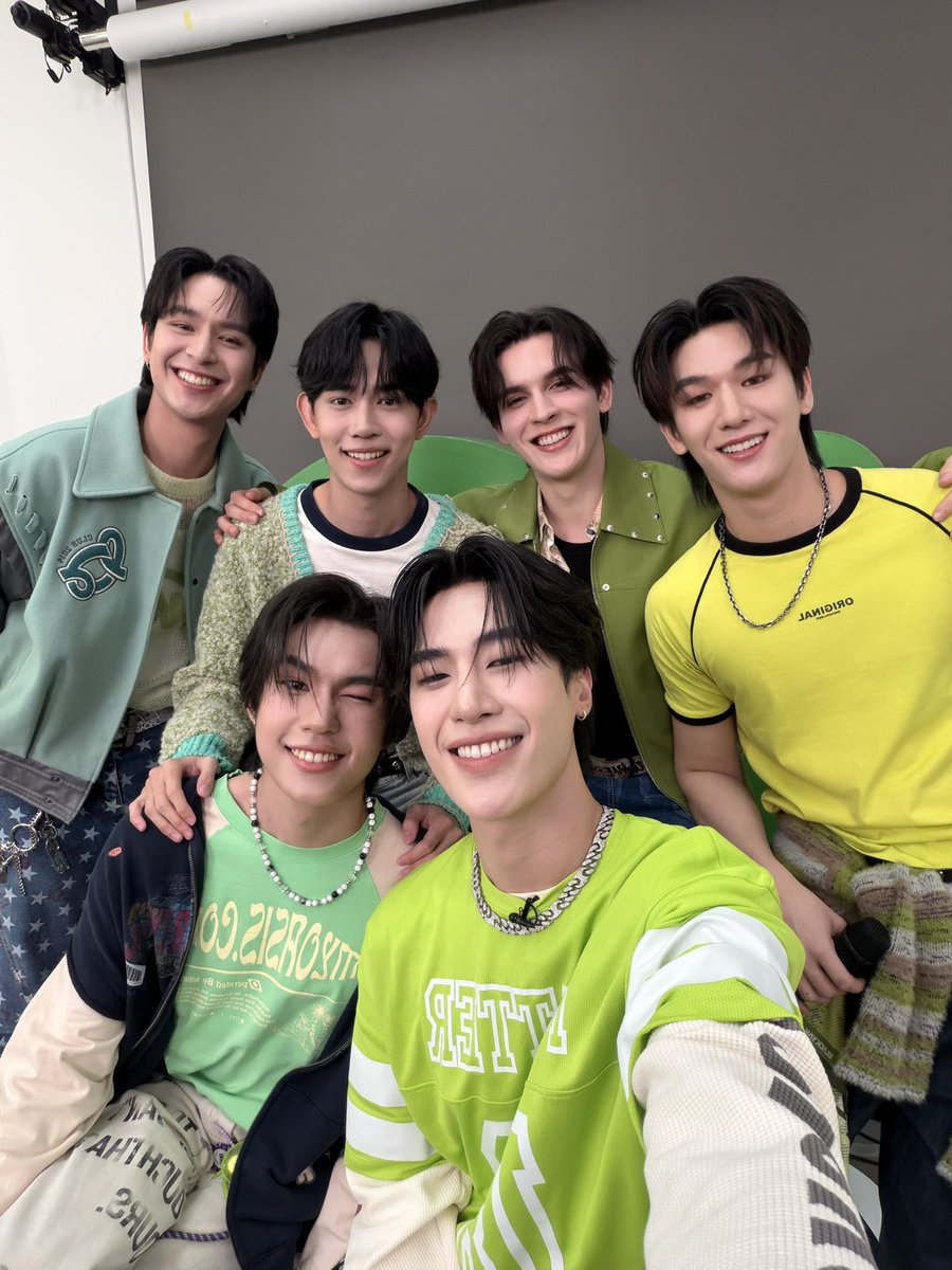 พวกเรารออยู่ เจอกันที่ 

Tiktok : iQIYI Thailand 
เวลา 18.00 น. 

#iQIYIArtist1stLive