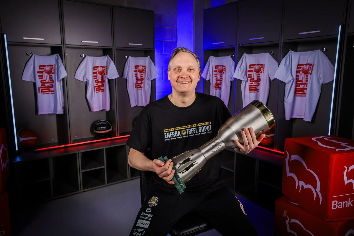 Mikko Larkas w pierwszym sezonie pracy w <a href="/PLKpl/">ORLEN Basket Liga</a>:

Finał Superpucharu Polski,
TOP 16 FIBA Europe Cup,
Zwycięstwo w Pucharze Polski.

🔜Co przed nim? Transfer (y?) i walka o mistrzostwo Polski.

Bardzo dobra praca trenera <a href="/treflsopot/">Energa Trefl Sopot</a>. Wniósł nową jakość do ligi.

#plkpl