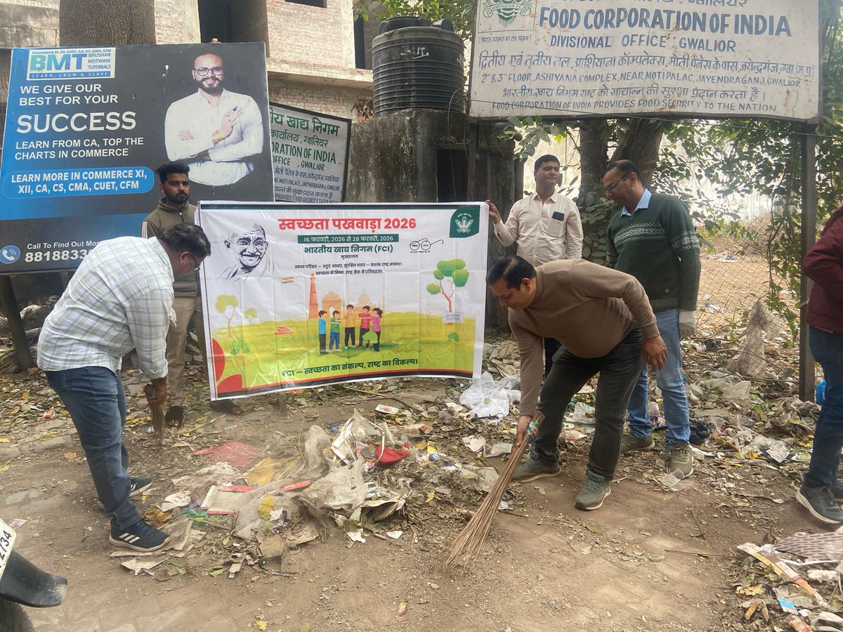FciGwalimp's tweet photo. भारतीय खाद्य निगम, मंडल  कार्यालय, ग्वालियर के अंतर्गत  स्वच्छता पखवाड़ा के दौरान अधिकारियों एवं कर्मचारियों द्वारा  दिनांक 18.02.2026 को  कार्यालय परिसर के आस -पास की चयनित जगह  पर विशेष स्वछता अभियान चलाकर कूड़ा निस्तारण किया गया | https://t.co/o7tMT01okC