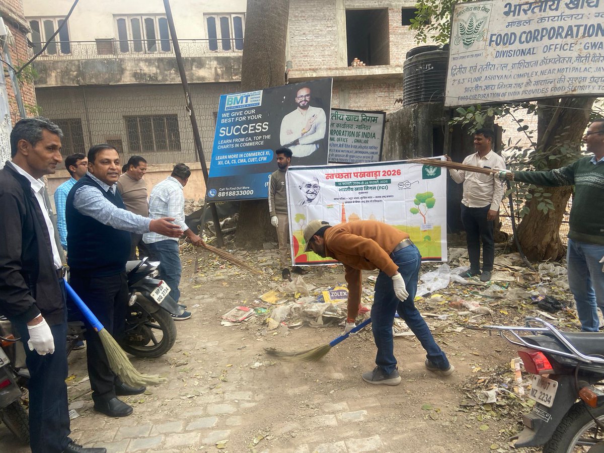 FciGwalimp's tweet photo. भारतीय खाद्य निगम, मंडल  कार्यालय, ग्वालियर के अंतर्गत  स्वच्छता पखवाड़ा के दौरान अधिकारियों एवं कर्मचारियों द्वारा  दिनांक 18.02.2026 को  कार्यालय परिसर के आस -पास की चयनित जगह  पर विशेष स्वछता अभियान चलाकर कूड़ा निस्तारण किया गया | https://t.co/o7tMT01okC