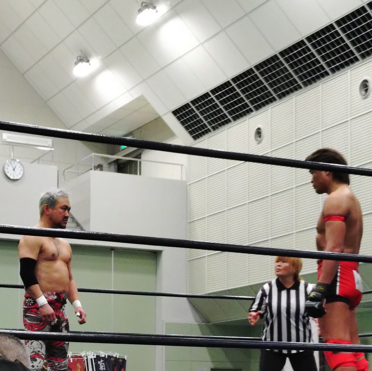 2月23日 #堺プロレス
#レイパロマ 選手と #池本誠知 選手の異種格闘技対戦😀
堺の名物にしてもいいのでは😄