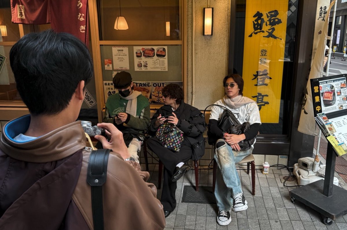 ใครมันพูดว่าอยู่ญี่ปุ่นห่างกันวะ คือห่างกันแต่เก้าอี้ตัวเดียวไม่นับว่าห่างนะ ตัวติดกันมากด้วยซ้ำไม่เห็นไม่ได้แปลว่าไม่มี