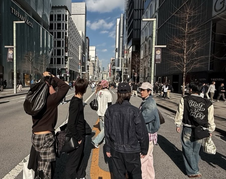 6 คนในภาพนี้เหมือนไม่ได้มาด้วยกันอ่ะ ทางใครทางมันมาก😂