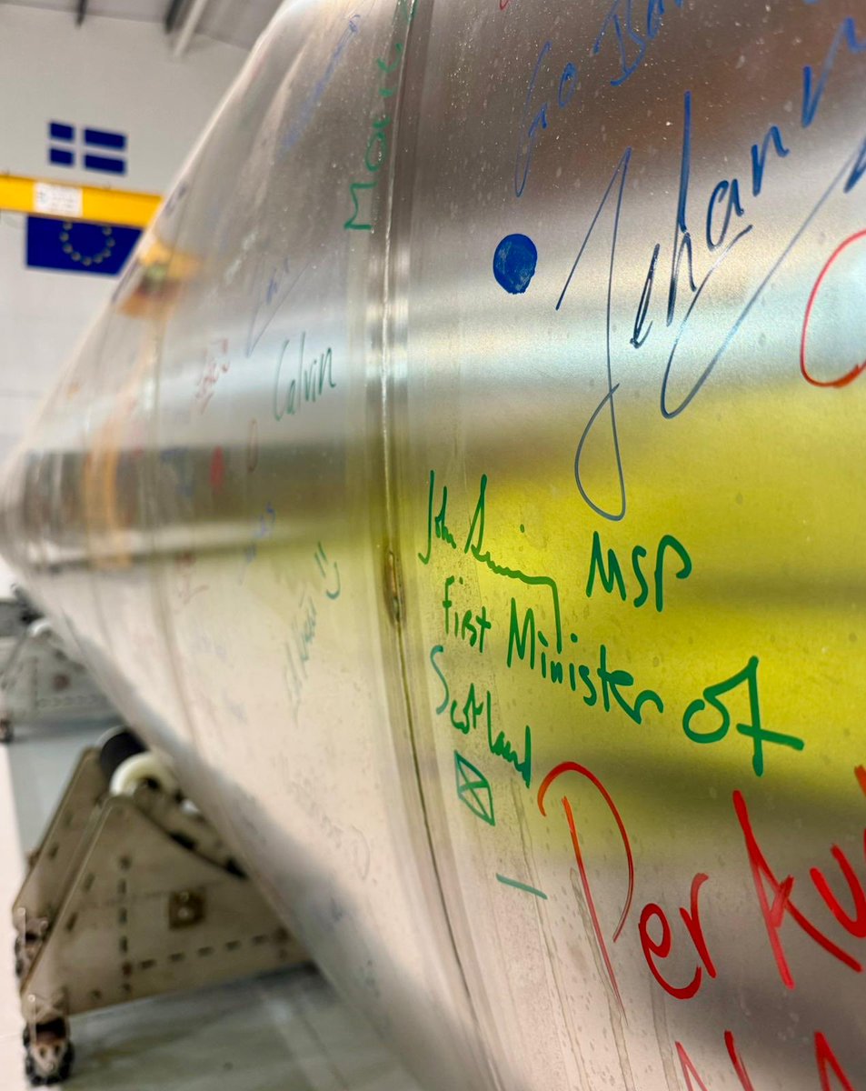 Absolutely honoured to sign the rocket at the SaxaVord spaceport here in Shetland - one of only two such facilities in Europe.

It should be going up to space later this year.  Fascinating to see. 🚀