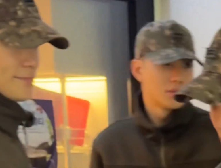 그랴 이사진 꼭 안고 한달만 또 버텨보자..........