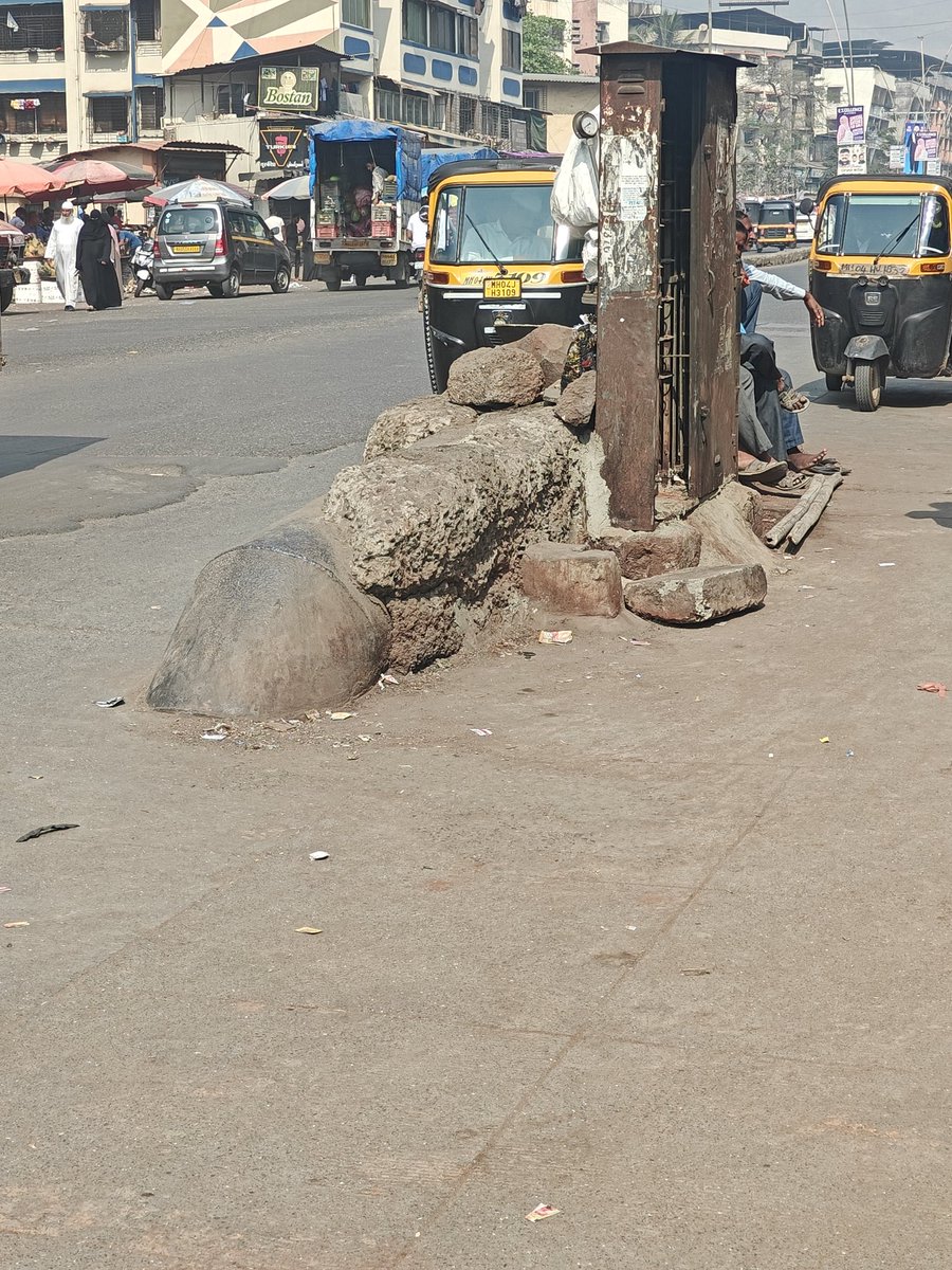 Nafees1325's tweet photo. मा. आयुक्त, Thane Municipal Corporation यांनी तात्काळ पाहणी करून हा अडथळा हटवावा व रस्ता पूर्णपणे मोकळा करावा. सार्वजनिक सुरक्षेचा प्रश्न आहे. #Mumbra https://t.co/8kBBTvNnrv