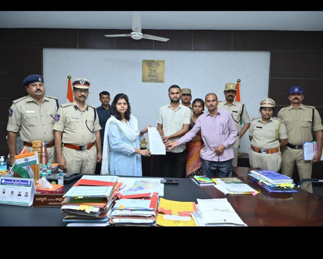 NewsMeter_In's tweet photo. #Telangana:

#Nizamabad District Collector @Collector_NZB @iLa_TRiPaTHi handed over the #appointmentletter to Shravan, younger brother of slain #ExciseConstable G. Sowmya.

Sowmya sustained serious injuries in an alleged attack by #ganjasmugglers in Nizamabad.

She passed away at Nizam’s Institute of Medical Sciences (#NIMS), #Hyderabad, on January 31.

Shravan has been appointed as a #JuniorAssistant in the #ExciseDepartment on #compassionategrounds.

Shravan thanked Chief Minister @revanth_anumula for supporting his #family and providing him with this #opportunity.